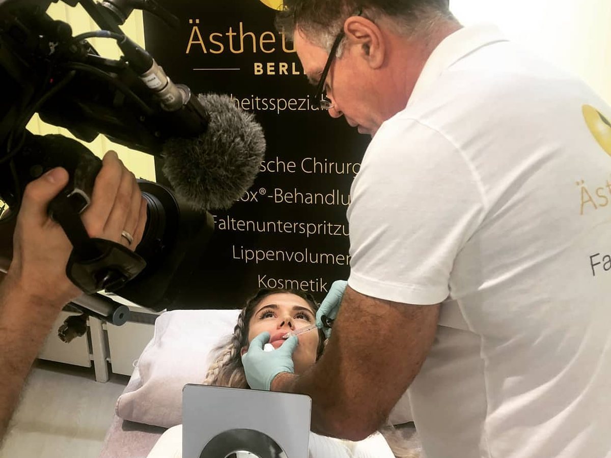 Dr. med. Karsten Lange beim Lippen aufspritzen mit Hyaluron in der Ästhetikwelt Berlin