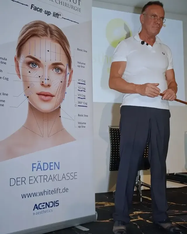 Dr. med. Karsten Lange beim Vortrag zum Fadenlifting beim Beauty-Event in Berlin