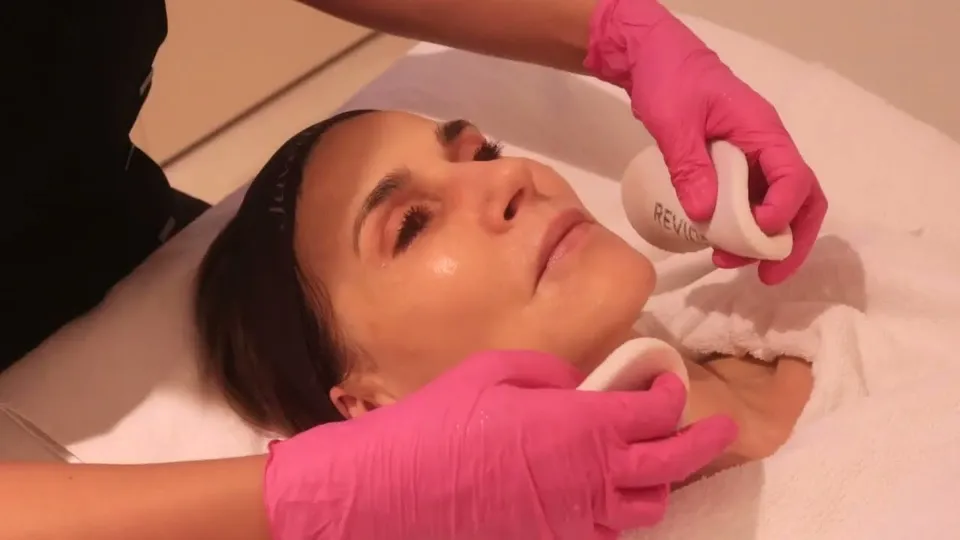 Video: REVIDERM Ultraschall-Behandlung – Ästhetikwelt Berlin